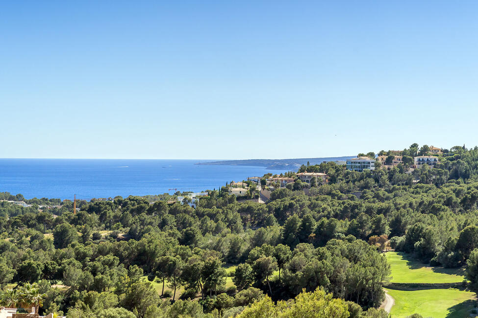 Fantástico ático con vistas al mar cerca del campo de golf en Bendinat