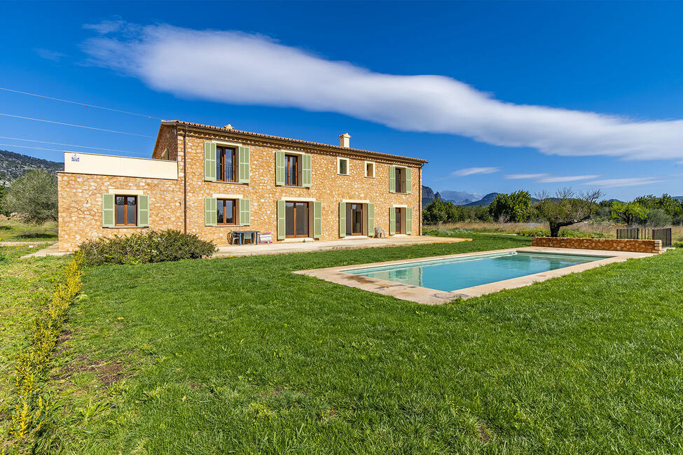 Soleada finca de nueva construcción con maravillosas vistas a la montaña y piscina en Alaró