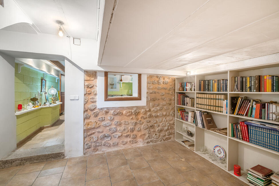 Casa de pueblo mallorquina con encanto rústico y vistas a la montaña en Soller