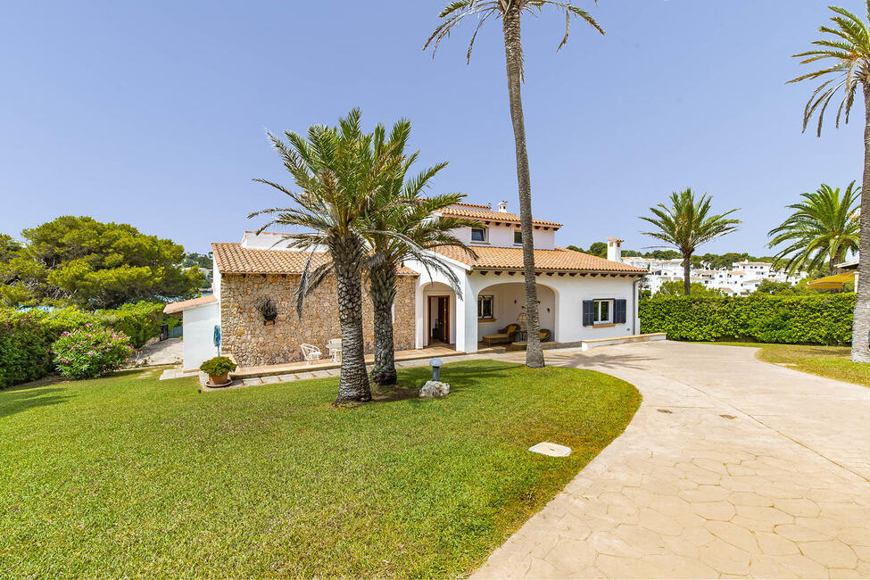 Beautiful villa in 1st sea line with vacation license near Porto Cristo