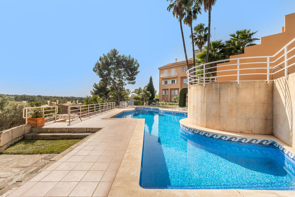 Renovated duplex apartment with private pool near the golf course in Bendinat