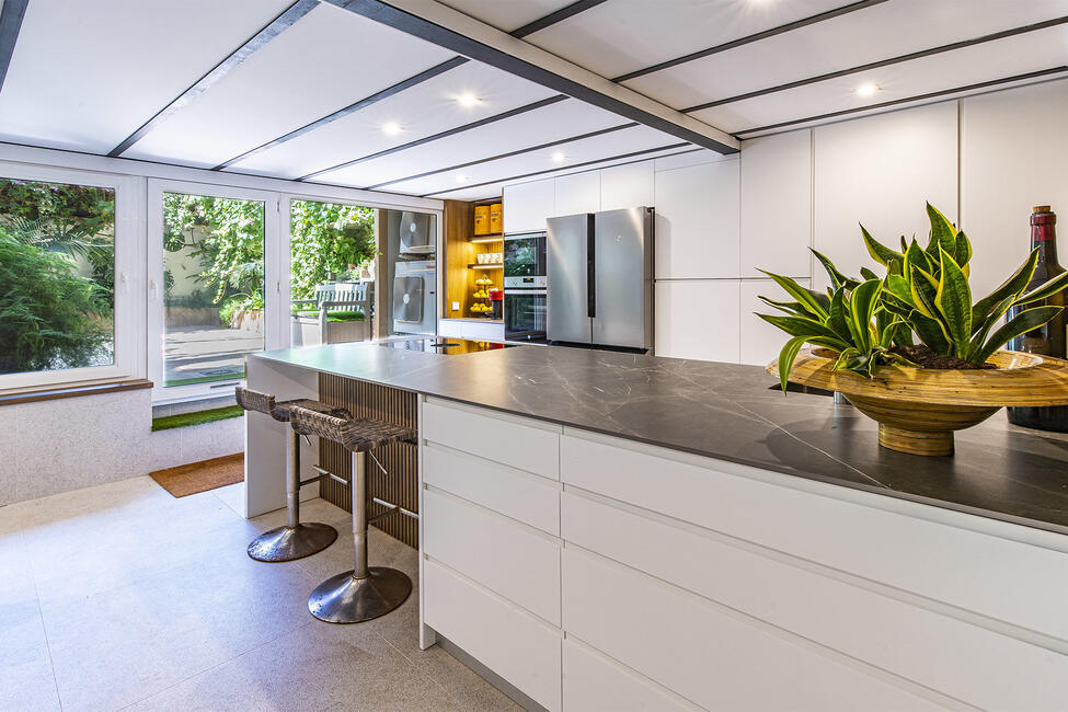 Top-renoviertes Duplex-Apartment mit Innenhof in Santa Catalina