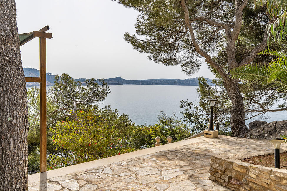 Impresionante villa en 1ª línea de mar y acceso privado al mar en Cala Fornells