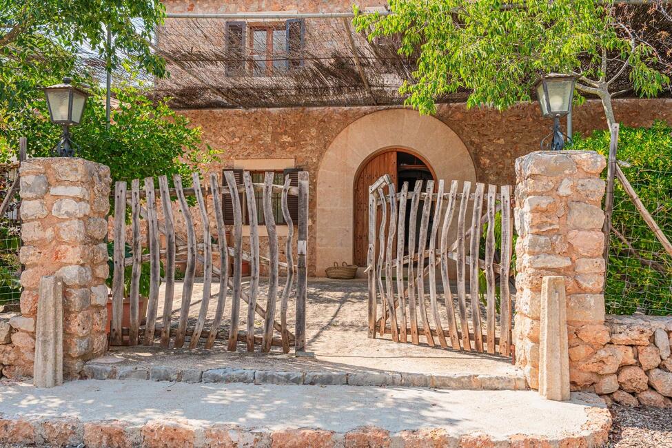 Renovierungsbedürftige Finca mit 9.6 ha Land in ruhiger Lage bei Alaro