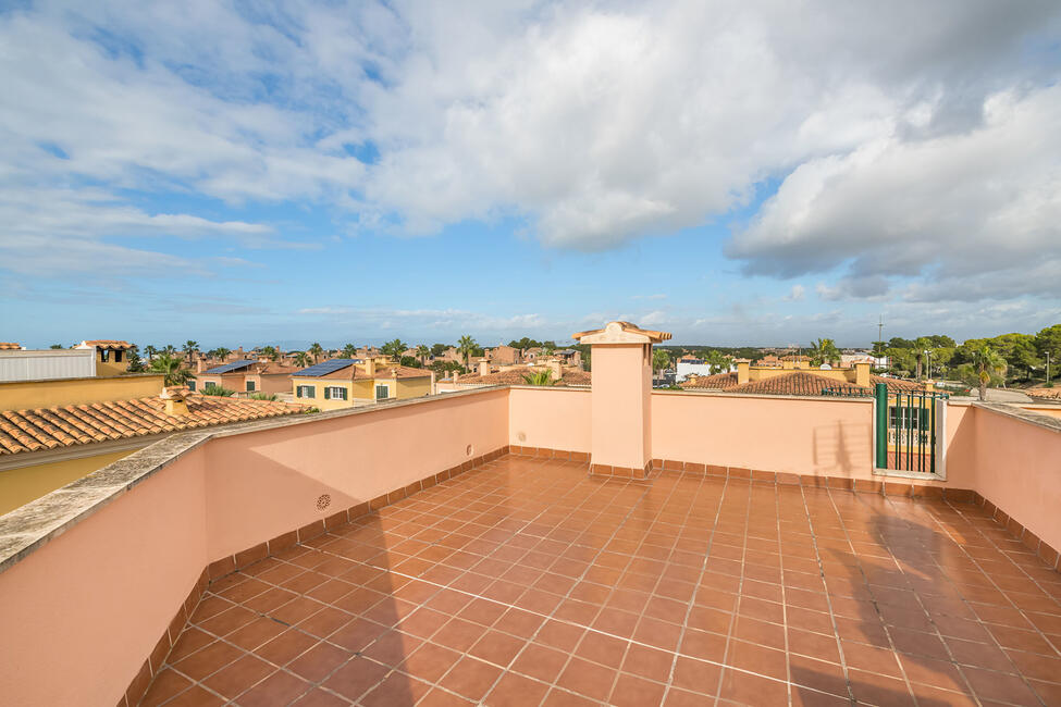 Gepflegte Doppelhaushälfte mit Pool und Dachterrasse in Puig de Ros