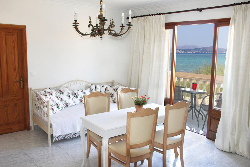 Freistehendes Haus mit Ferienwohnung in 2. Meereslinie in Son Serra de Marina