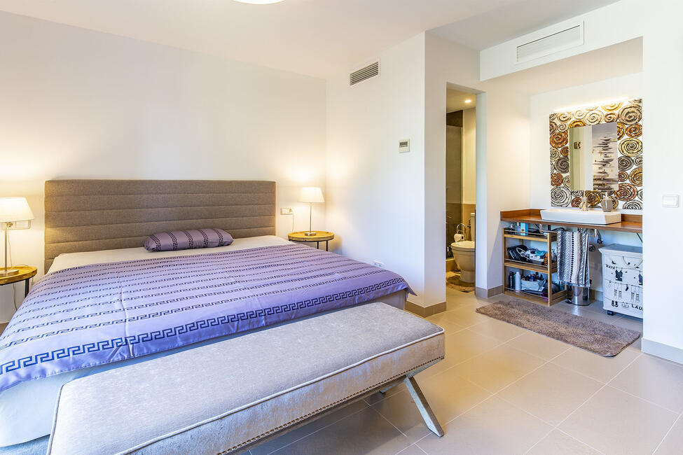 Herausragendes Erdgeschoss-Apartment mit wunderschönem Privatgarten in Camp de Mar