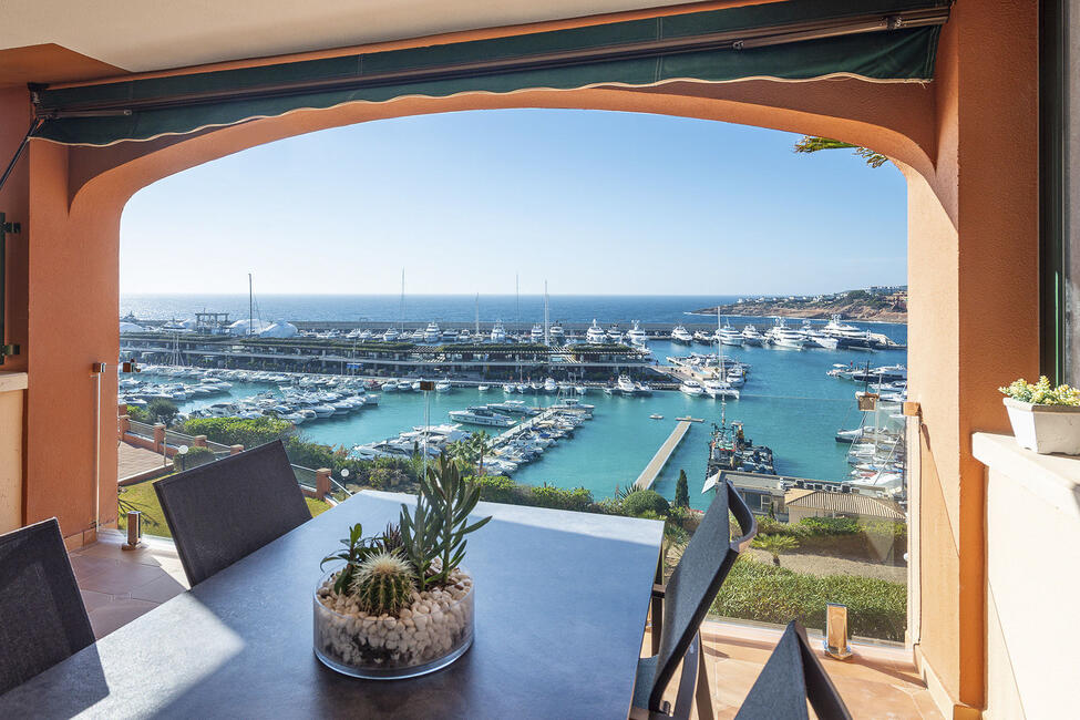 Apartment mit spektakulärem Hafen- und Meerblick in Port Adriano