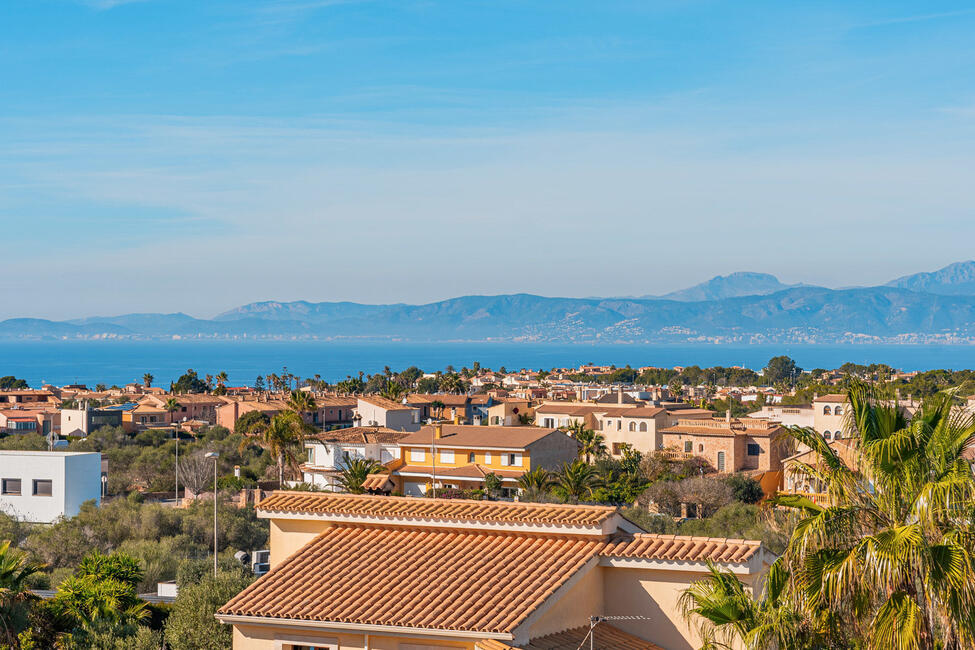 Villa mediterránea con piscina y vistas al mar en Sa Torre