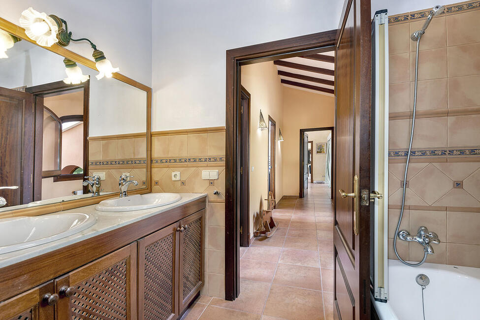 Traditionelle Meerblick-Villa mit Pool in Camp de Mar