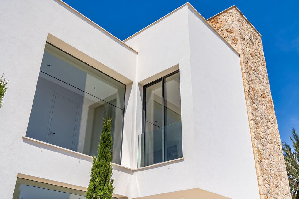 Luxus Neubau-Villa mit Innen- und Aussenpool in Son Gual