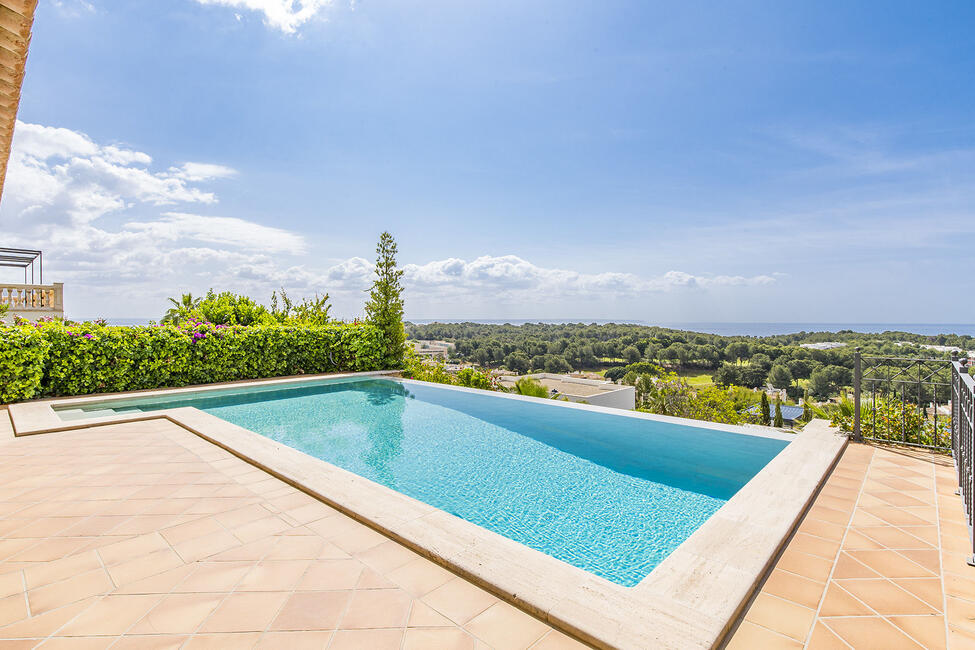 Exklusive Villa mit Pool und wunderschönem Meerblick in Bendinat