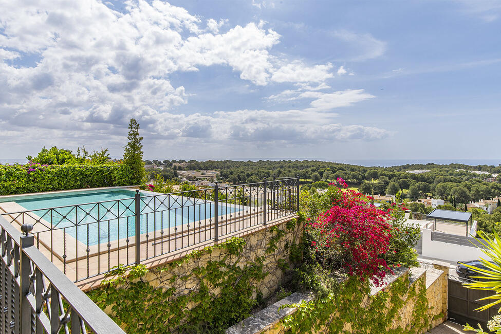 Exklusive Villa mit Pool und wunderschönem Meerblick in Bendinat