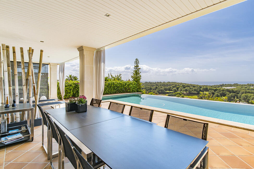 Exklusive Villa mit Pool und wunderschönem Meerblick in Bendinat