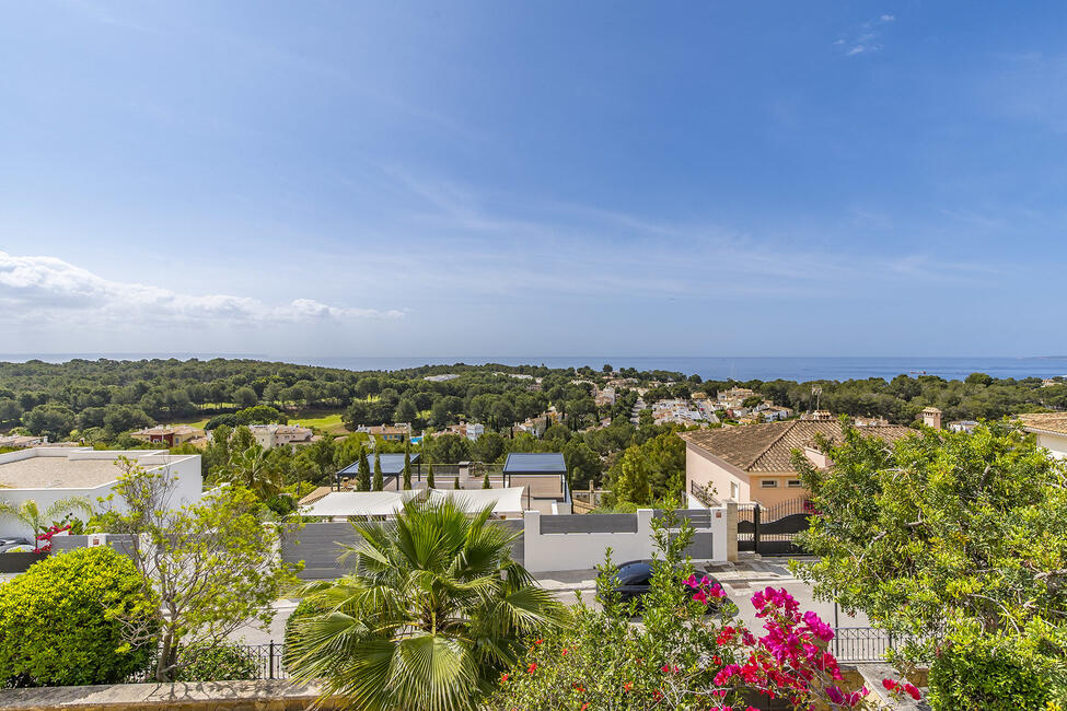 Exklusive Villa mit Pool und wunderschönem Meerblick in Bendinat