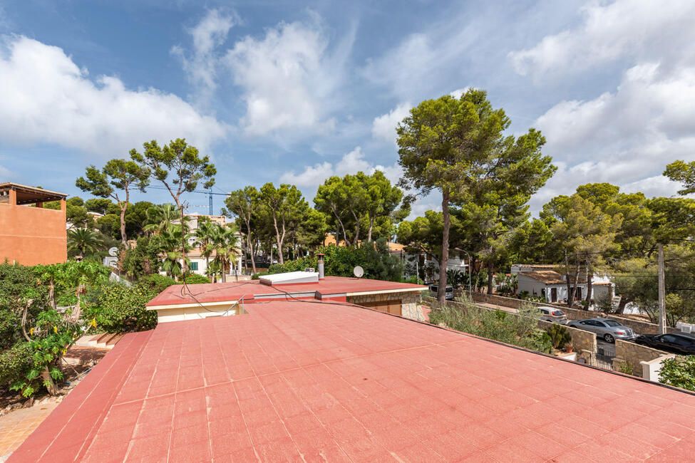 Villa cerca del mar con proyecto de ampliación y piscina en Santa Ponsa