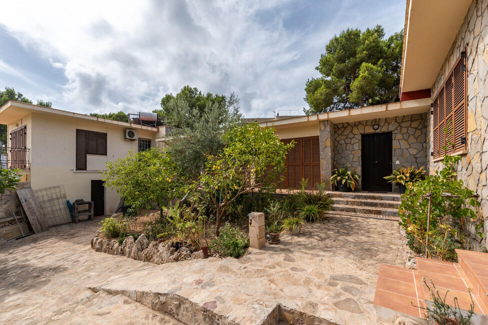 Villa cerca del mar con proyecto de ampliación y piscina en Santa Ponsa