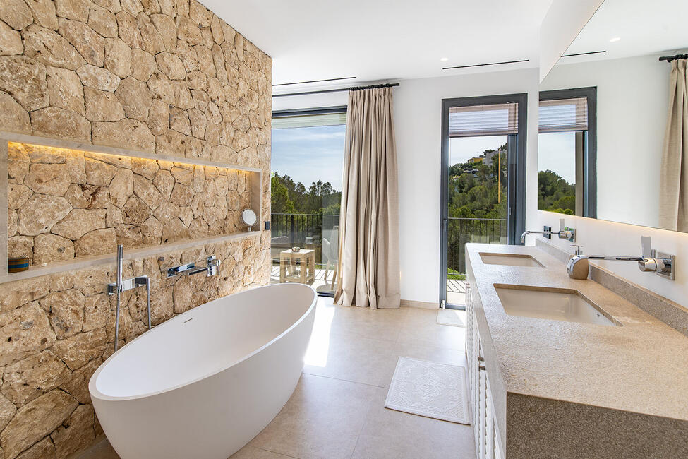 Luxuriöse und lichtdurchflutete Villa in Costa d’en Blanes