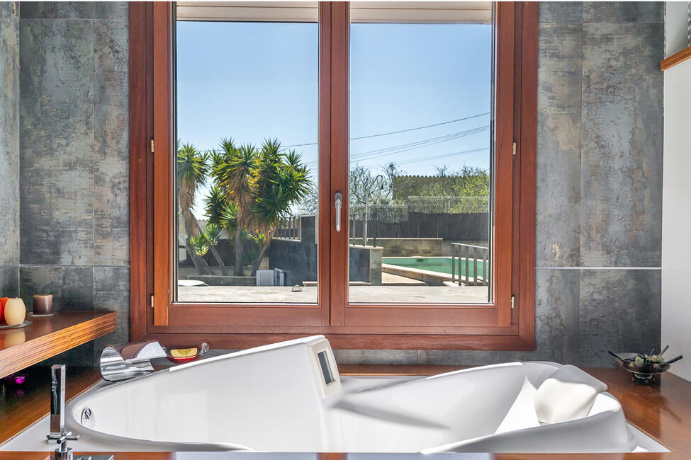 Schöne Villa in fantastischer Lage mit Meerblick und Pool in Genova