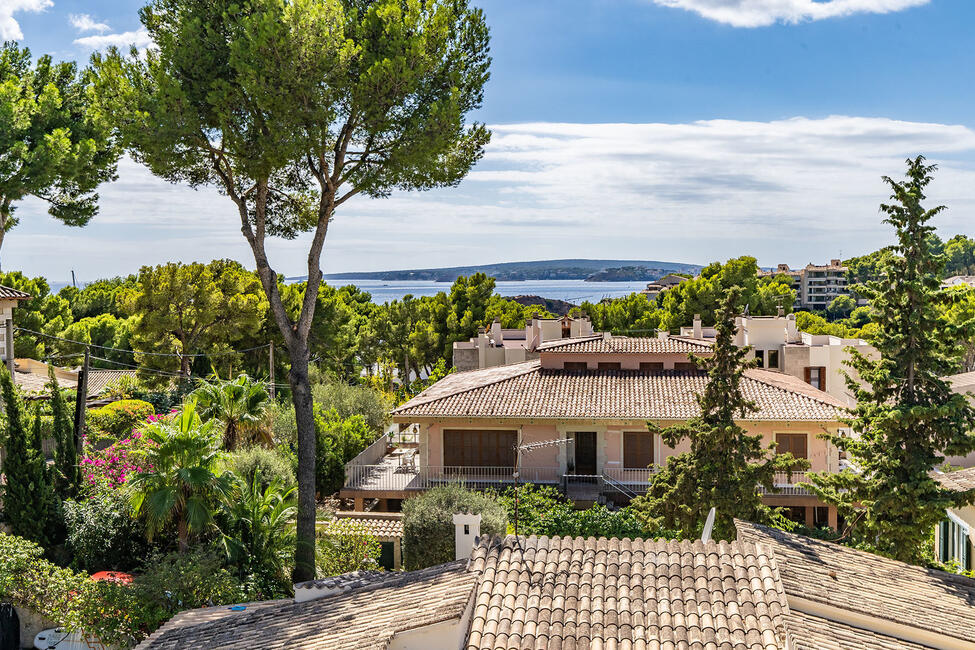 Hochwertige und komplett möblierte Villa mit Teilmeerblick in Bendinat
