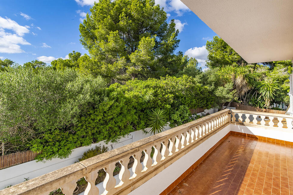 Mediterrane, renovierungsbedürftige Villa mit Pool, in Strandnähe in Palmanova
