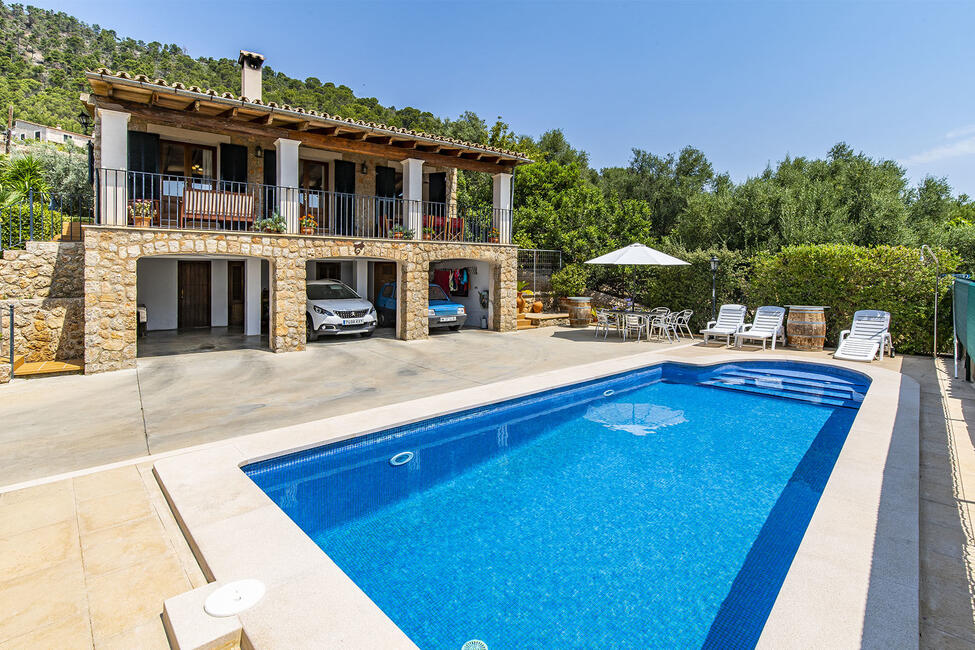 Rustic villa with salt water pool and garden in Alaró