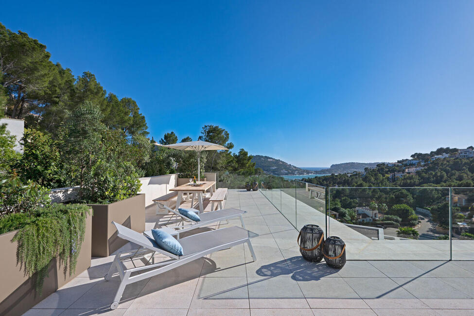 Einzigartige Neubau-Villa mit Natur- und Hafenblick in Puerto Andratx