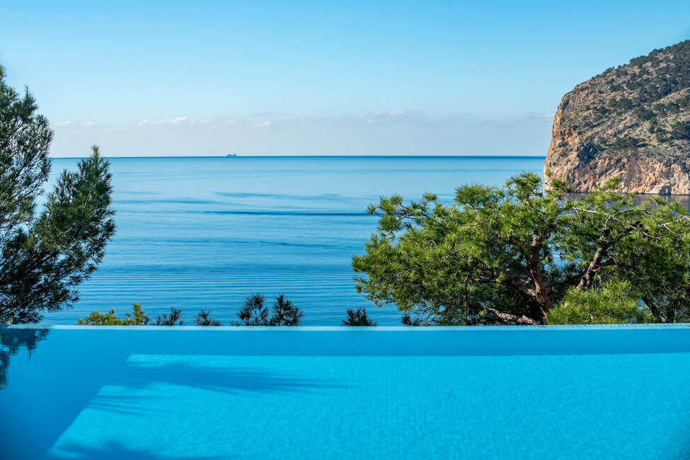 Luxury villa in 1st sea line with rental license in Camp de Mar