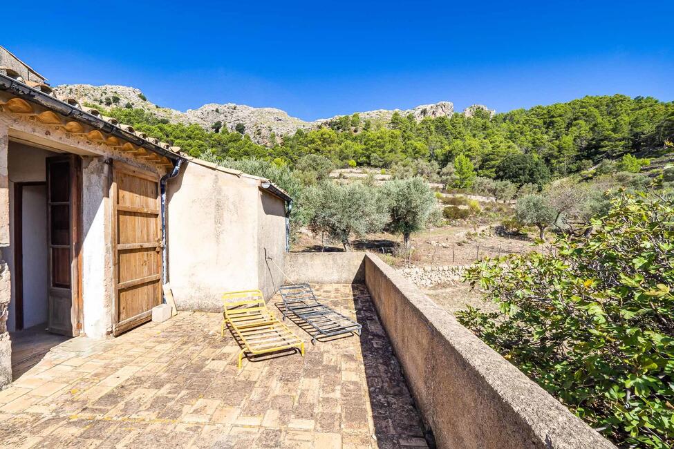 Renovierungsbedürftige Finca mit 710.000 m2 Grundstück in Escorca