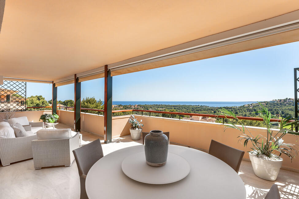 Fantástico ático con vistas al mar cerca del campo de golf en Bendinat