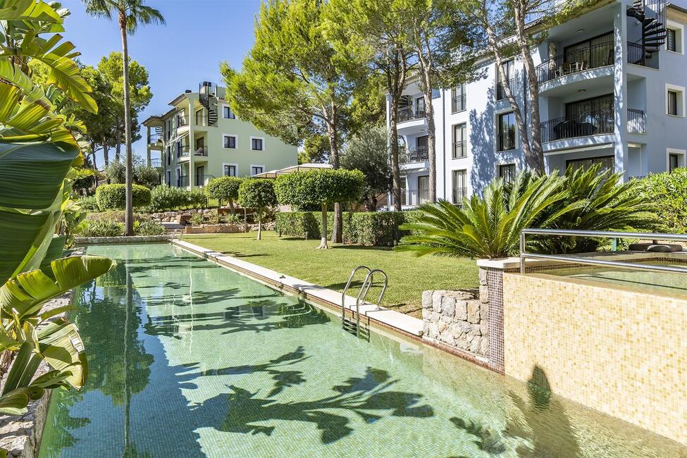 Herausragendes Erdgeschoss-Apartment mit wunderschönem Privatgarten in Camp de Mar