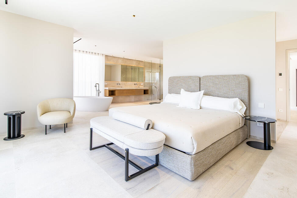 Luxus Neubau-Villa mit Innen- und Aussenpool in Son Gual