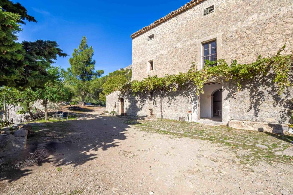 Renovierungsbedürftige Finca mit 710.000 m2 Grundstück in Escorca