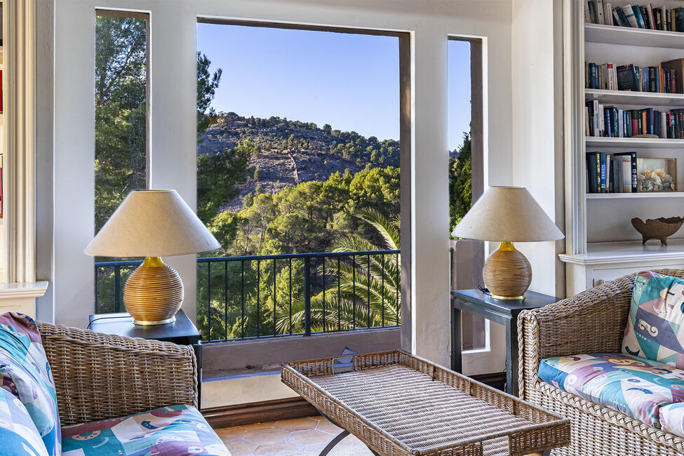 In die Natur eingebettete Villa mit Meer- und Bergblick in Deia