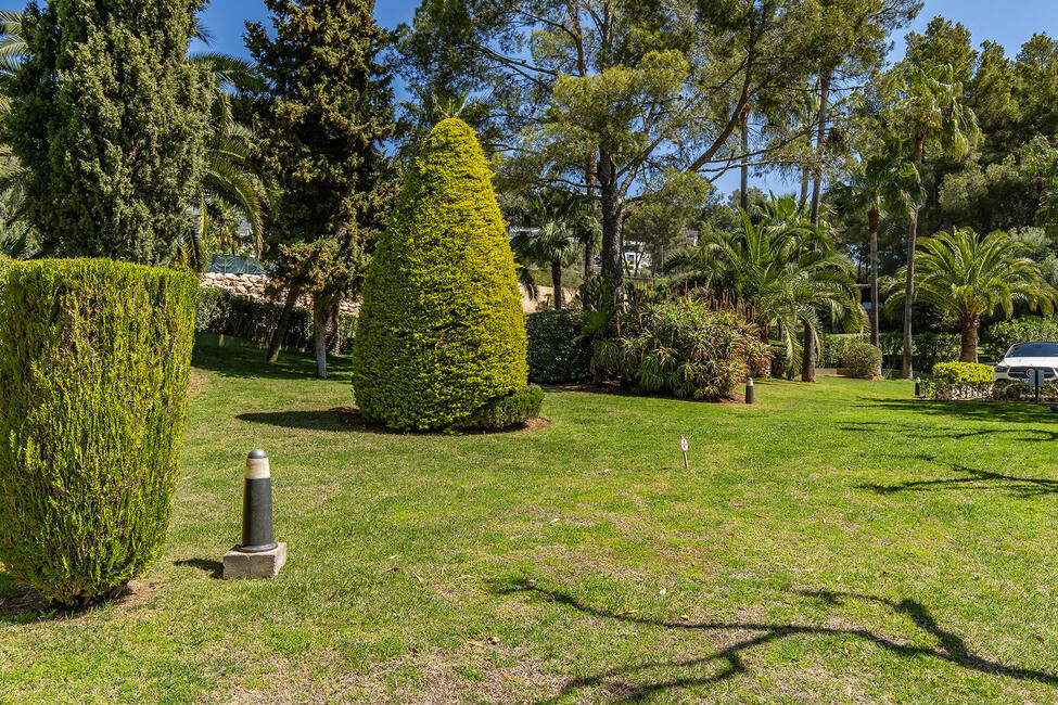 Garden apartment on the golf course with communal pool in Son Vida