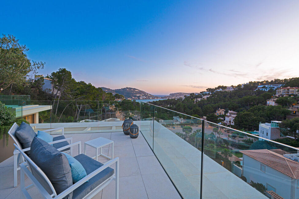 Einzigartige Neubau-Villa mit Natur- und Hafenblick in Puerto Andratx