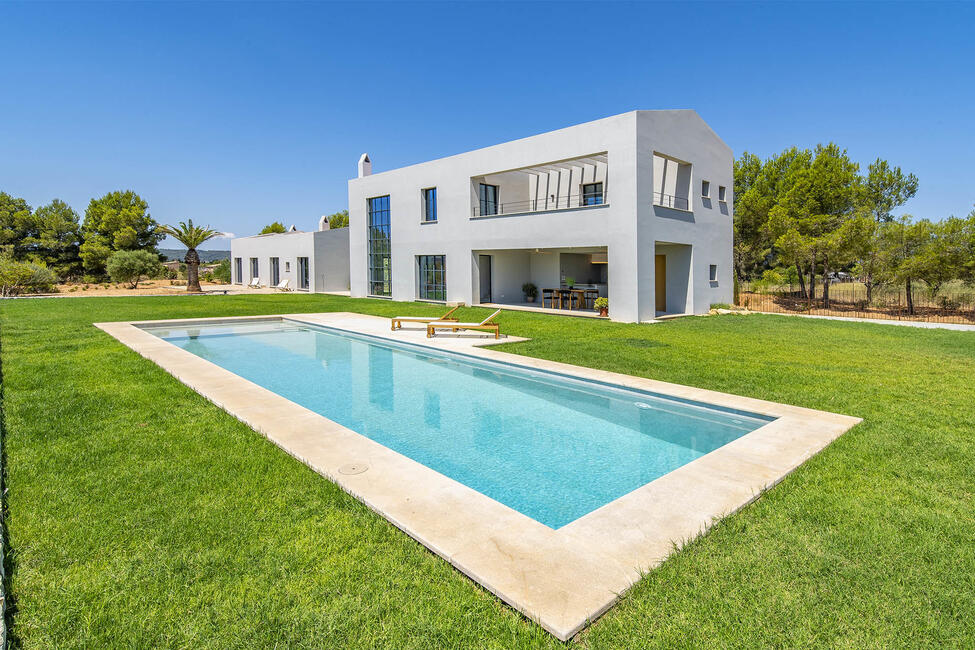 Spectacular new construction finca with pool in Santa María