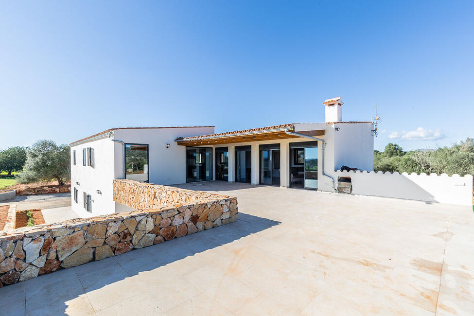 Moderne Neubau-Finca mit 23.000 m2 Grundstück und Pool in Campos