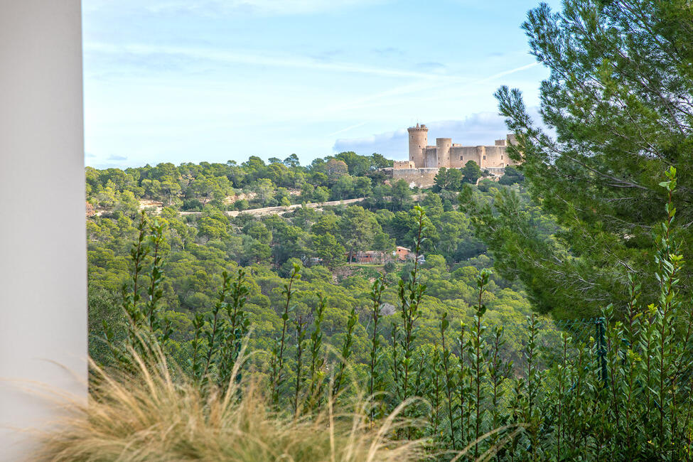 Mediterrane Villa mit Pool und Blick auf das Bellver Schloss in Bonanova