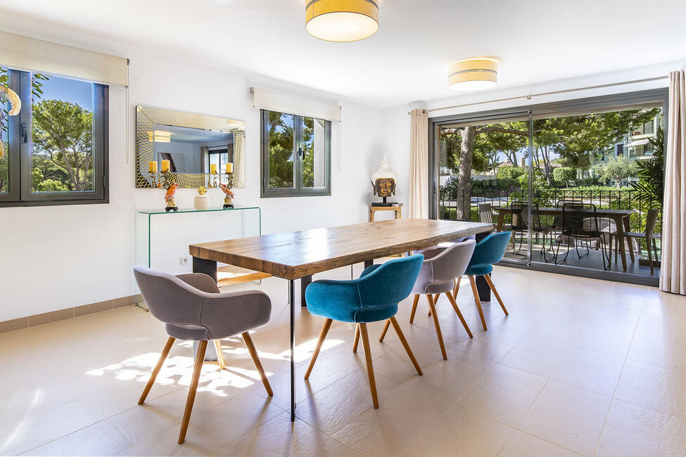 Herausragendes Erdgeschoss-Apartment mit wunderschönem Privatgarten in Camp de Mar
