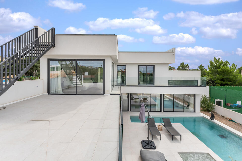 Attraktive Neubau-Villa mit Pool und Weitblick in Sa Cabaneta
