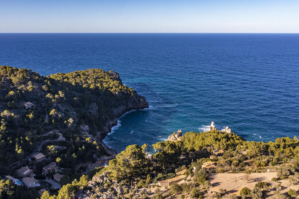 In die Natur eingebettete Villa mit Meer- und Bergblick in Deia