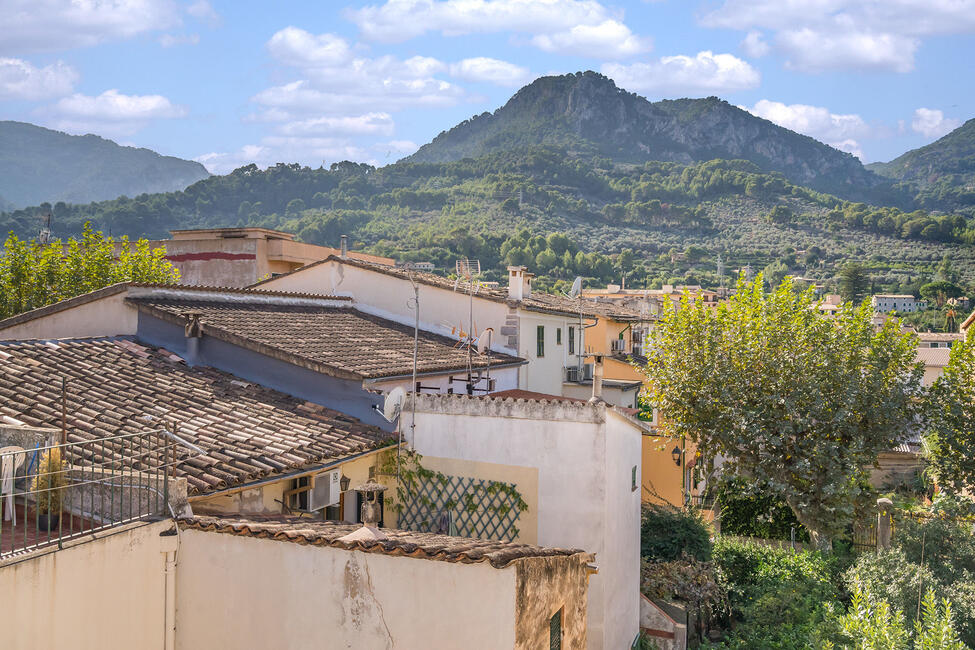 Casa de pueblo mallorquina con encanto rústico y vistas a la montaña en Soller