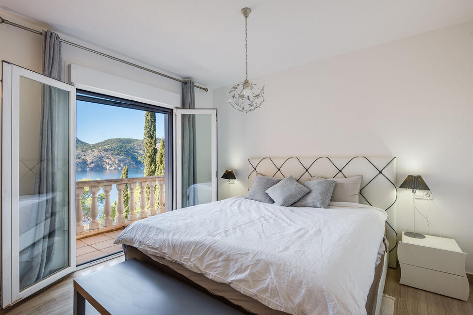 Luxury villa in 1st sea line with rental license in Camp de Mar