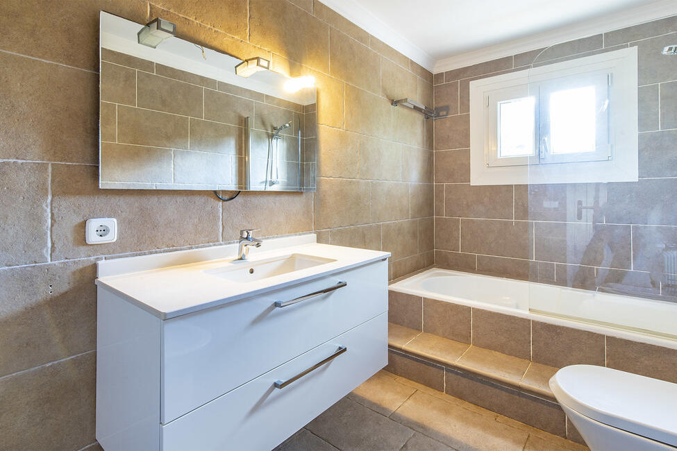 Mediterrane, renovierungsbedürftige Villa mit Pool, in Strandnähe in Palmanova