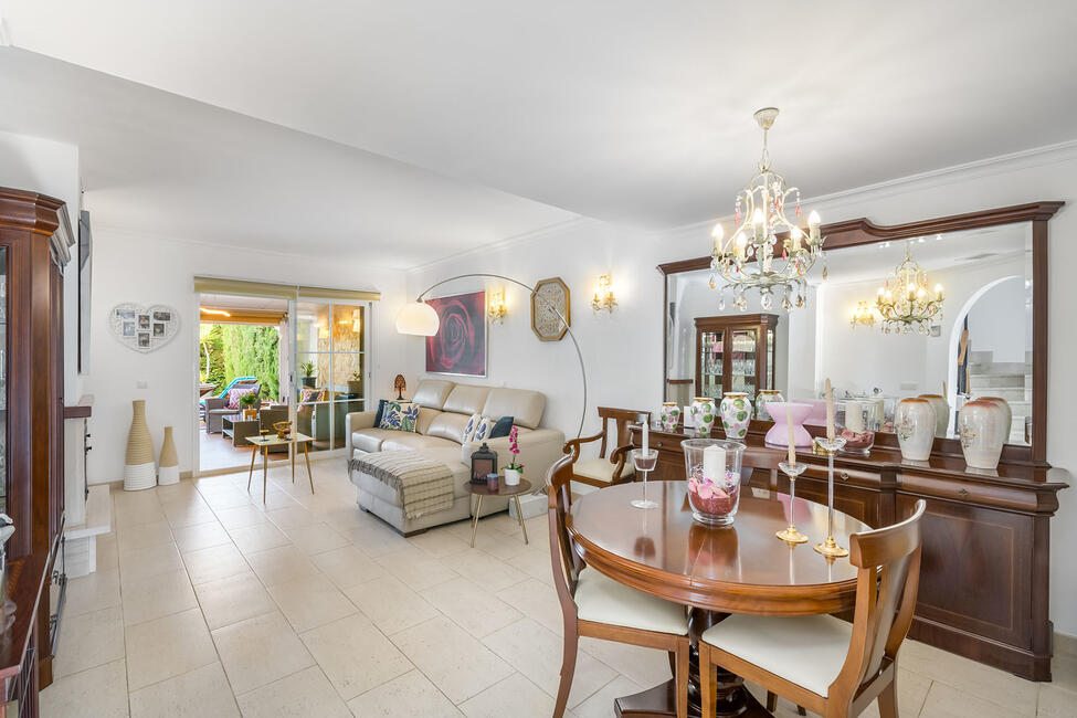 Gepflegte Doppelhaushälfte mit Pool und Dachterrasse in Puig de Ros