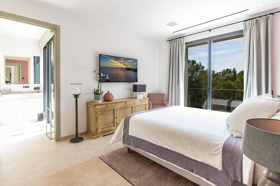 Luxuriöse und lichtdurchflutete Villa in Costa d’en Blanes