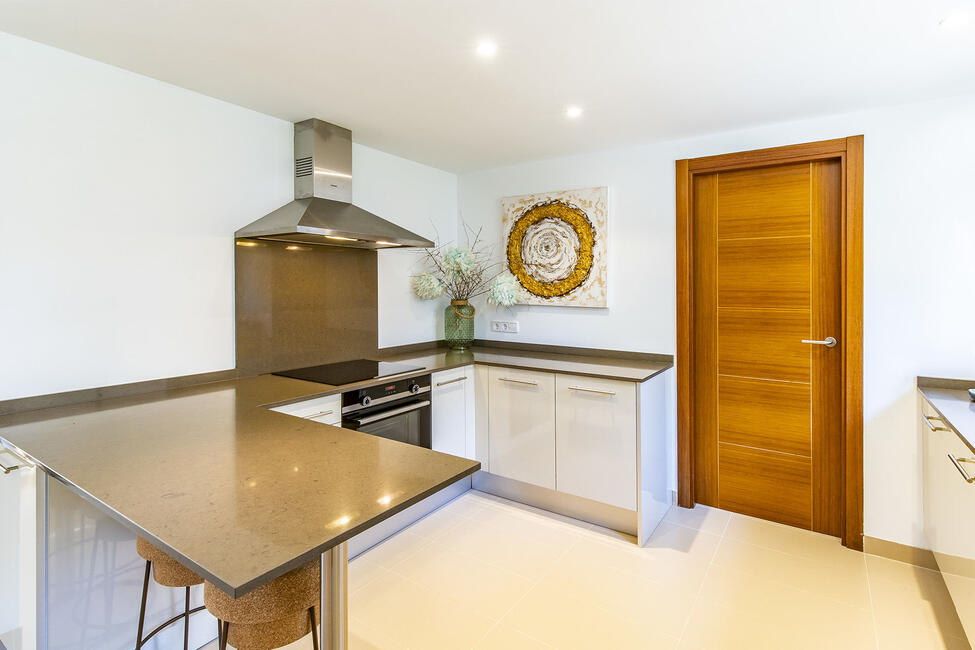 Herausragendes Erdgeschoss-Apartment mit wunderschönem Privatgarten in Camp de Mar