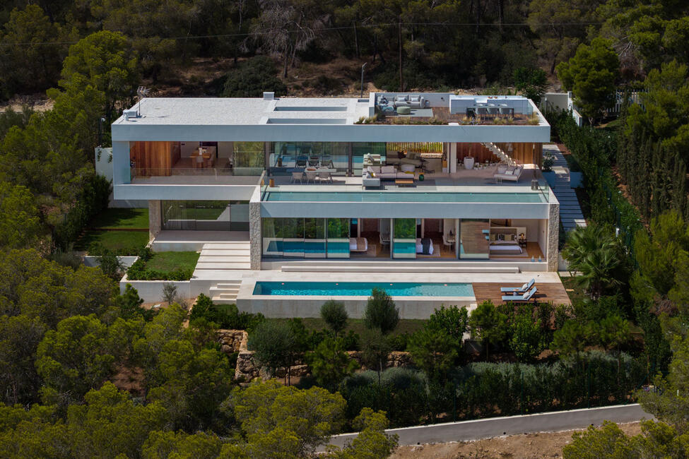Villa de lujo de nueva construcción con piscina y vistas parciales al mar en Cala Vinyes