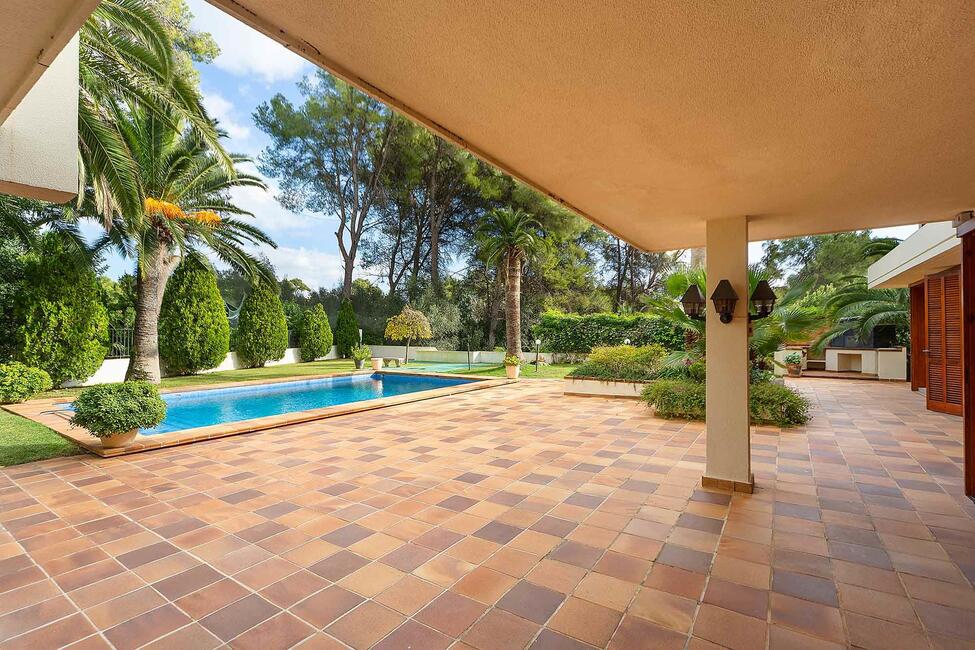 Villa mit Pool und Blick auf den Golfplatz in Son Vida